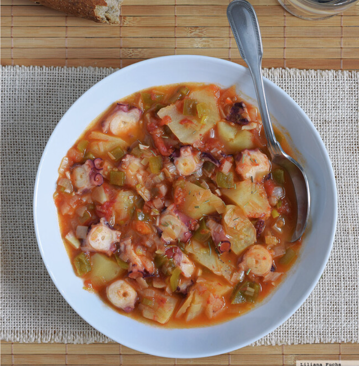 Ensalada de pimientos asados atún y huevo con guisado de patatas con pulpo